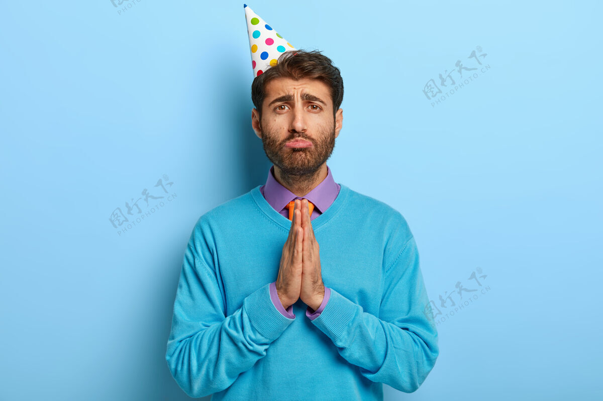毛衣戴着生日帽 穿着蓝色毛衣的悲伤的家伙成人抱歉肖像