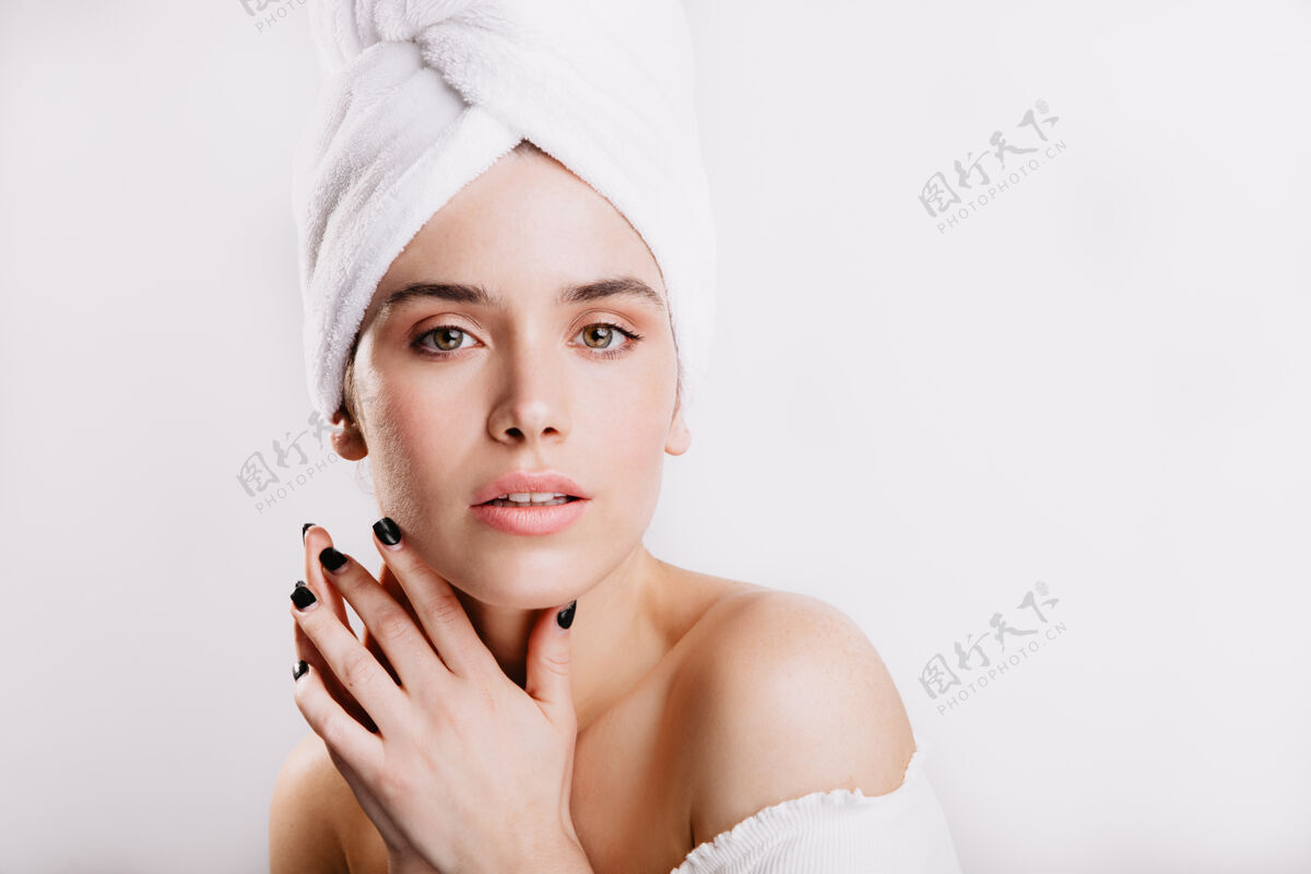 黑发淋浴后用毛巾裹着镇定的女人的特写照片一个绿眼睛 没有化妆的女人成人自然模特
