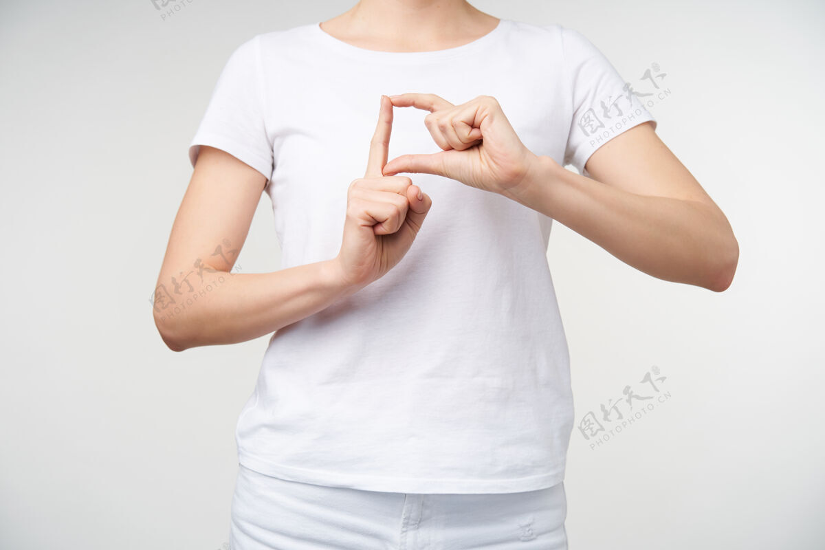 室内年轻女子的手被举起的水平镜头 同时表达思想没有文字 显示手语上的字 隔离在白色背景上白色成人手