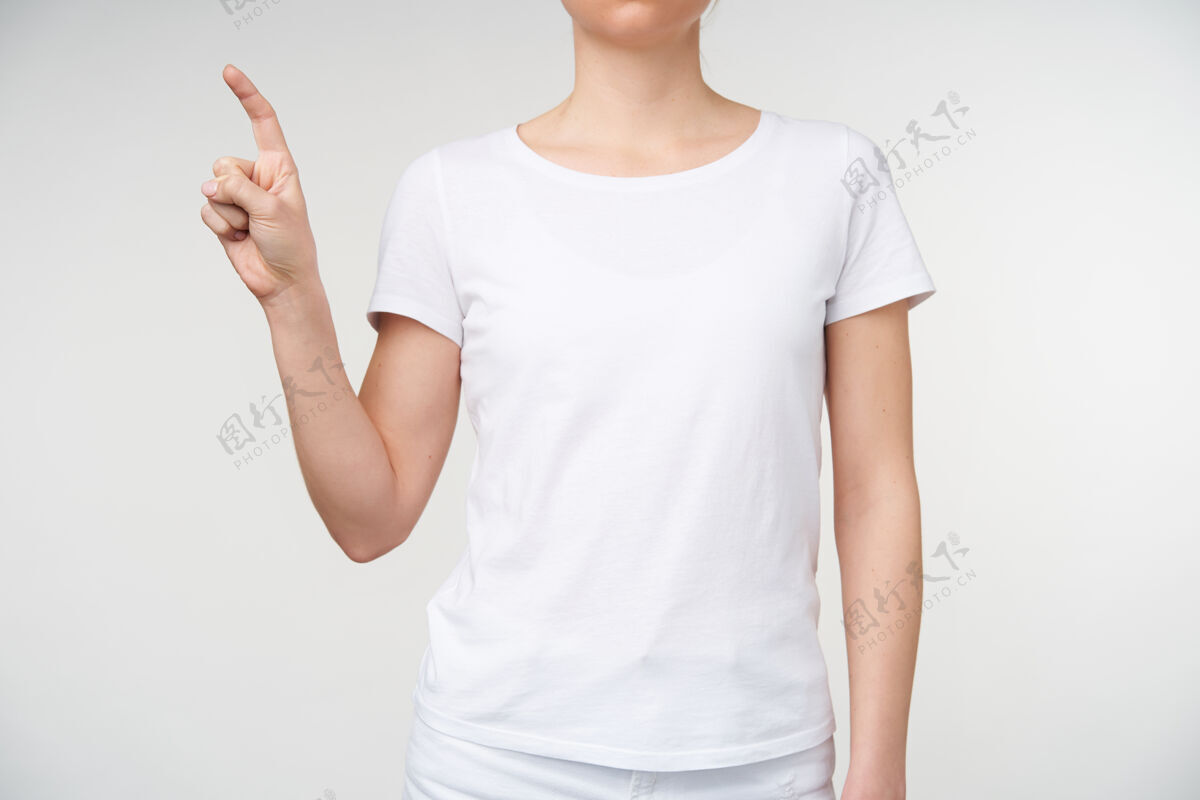 翻译摄影棚拍摄的年轻皮肤白皙的女子在学习聋哑字母表时举手显示字母z 被隔离在白色背景下手指语言手势