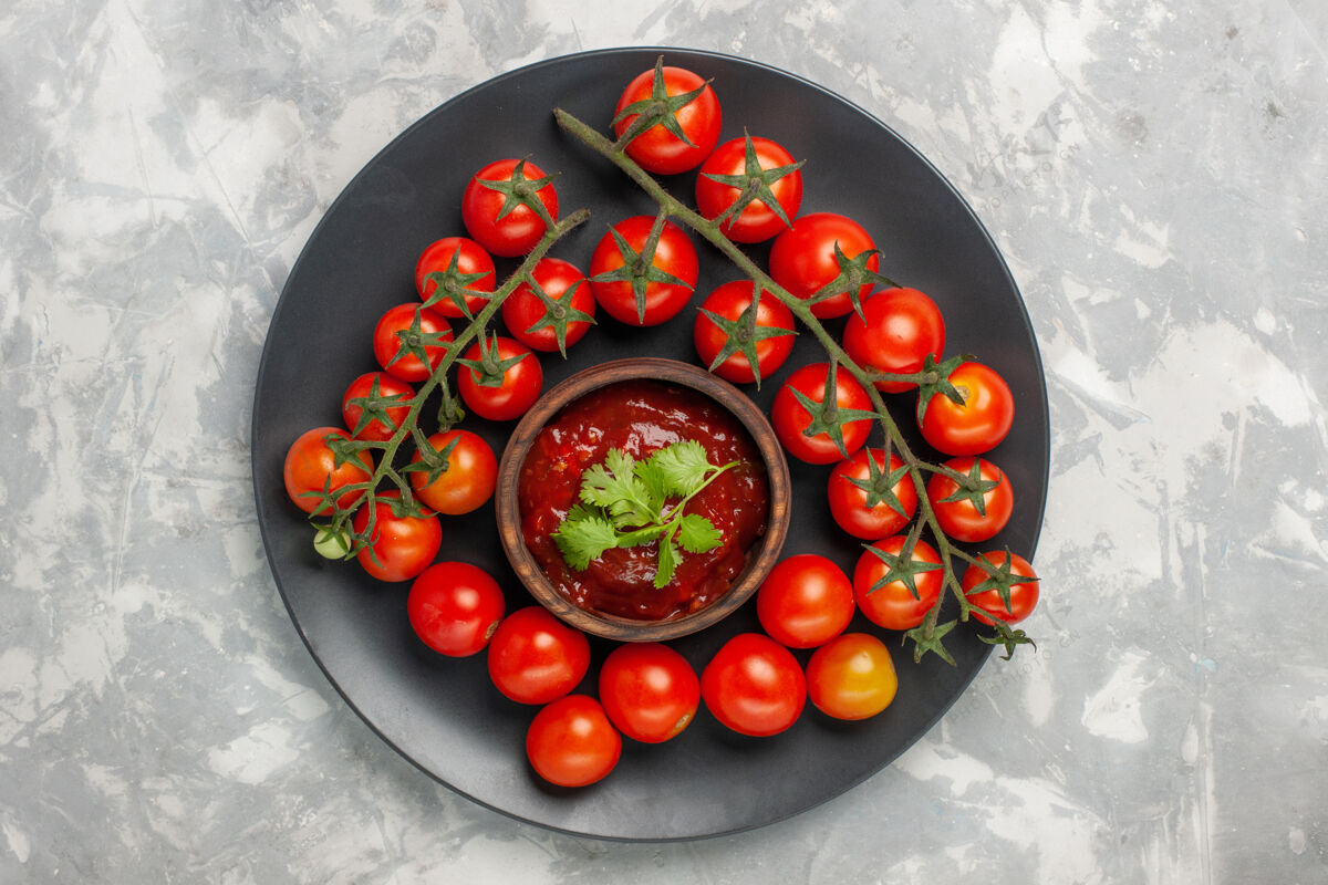 美食顶视图新鲜的樱桃西红柿在盘子里的白色表面生的午餐食物