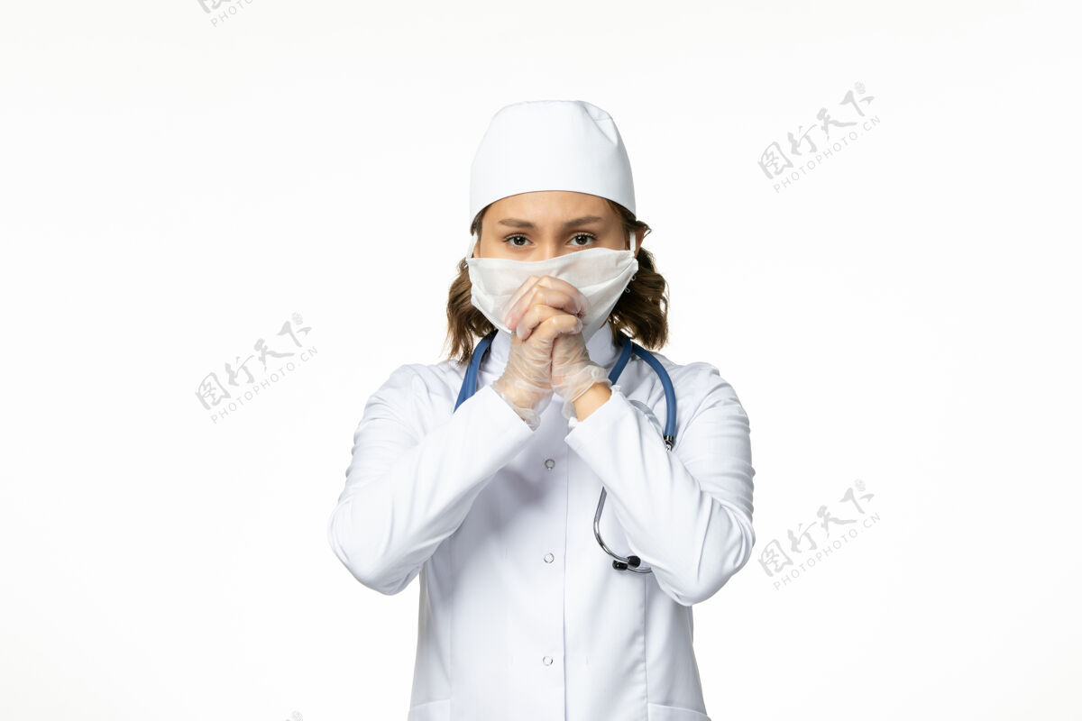呼叫正面图年轻女医生戴防护无菌口罩因白色表面有冠状病毒消毒大流行佩戴