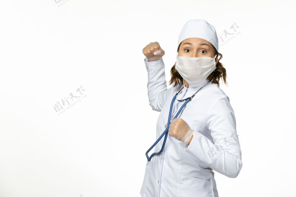 口罩正面图年轻女医生戴防护无菌口罩因冠状病毒准备打在白色表面准备防护佩戴