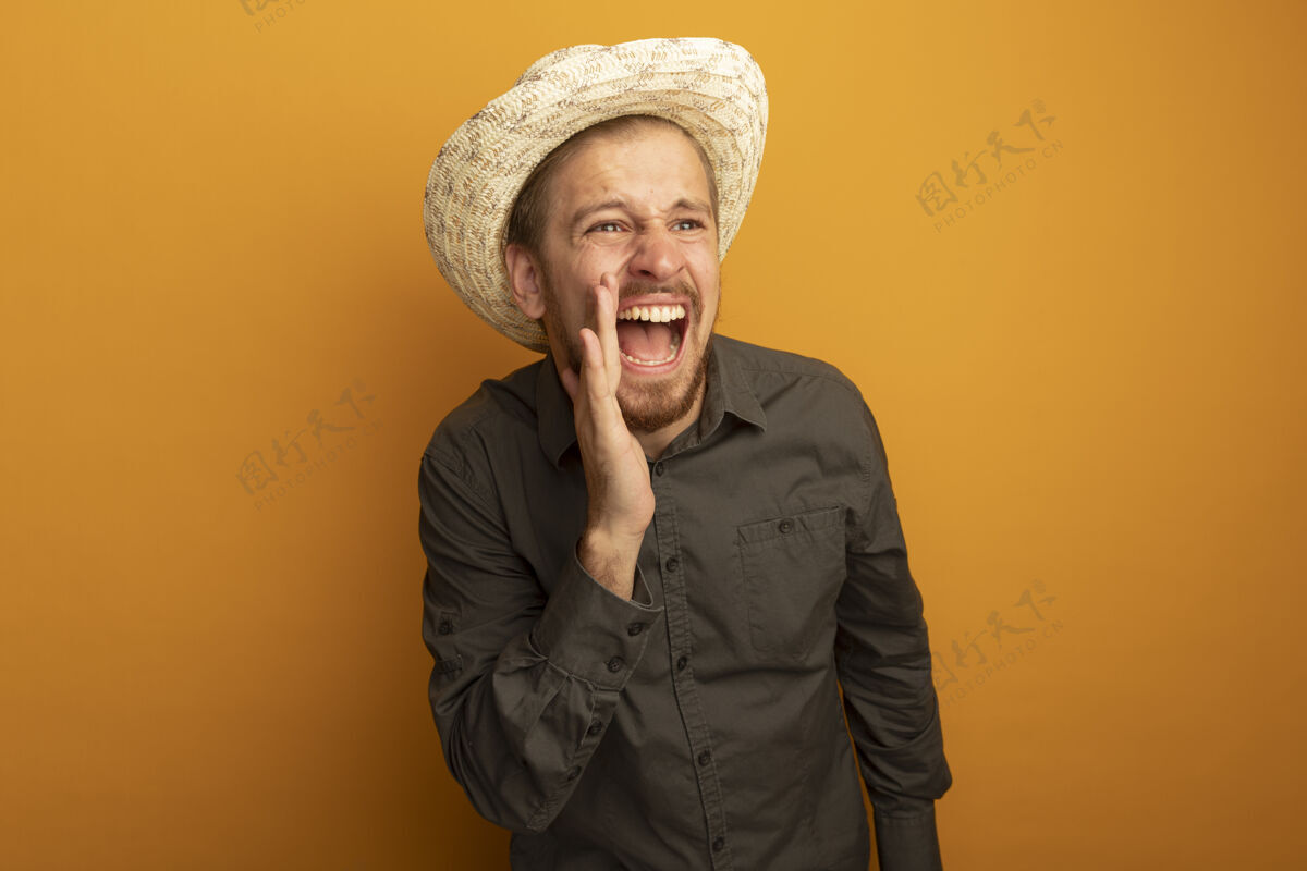 帽子一个穿着灰色衬衫 戴着夏帽的年轻帅哥 喊着或叫着某人情绪激动某人情绪橙色