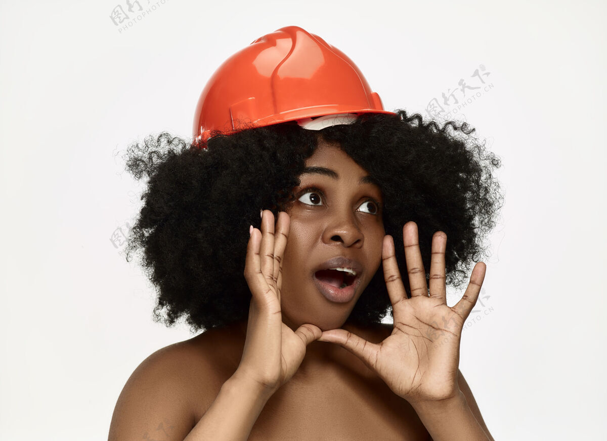 建设者戴着橙色头盔的自信女工画像情感奶油专业