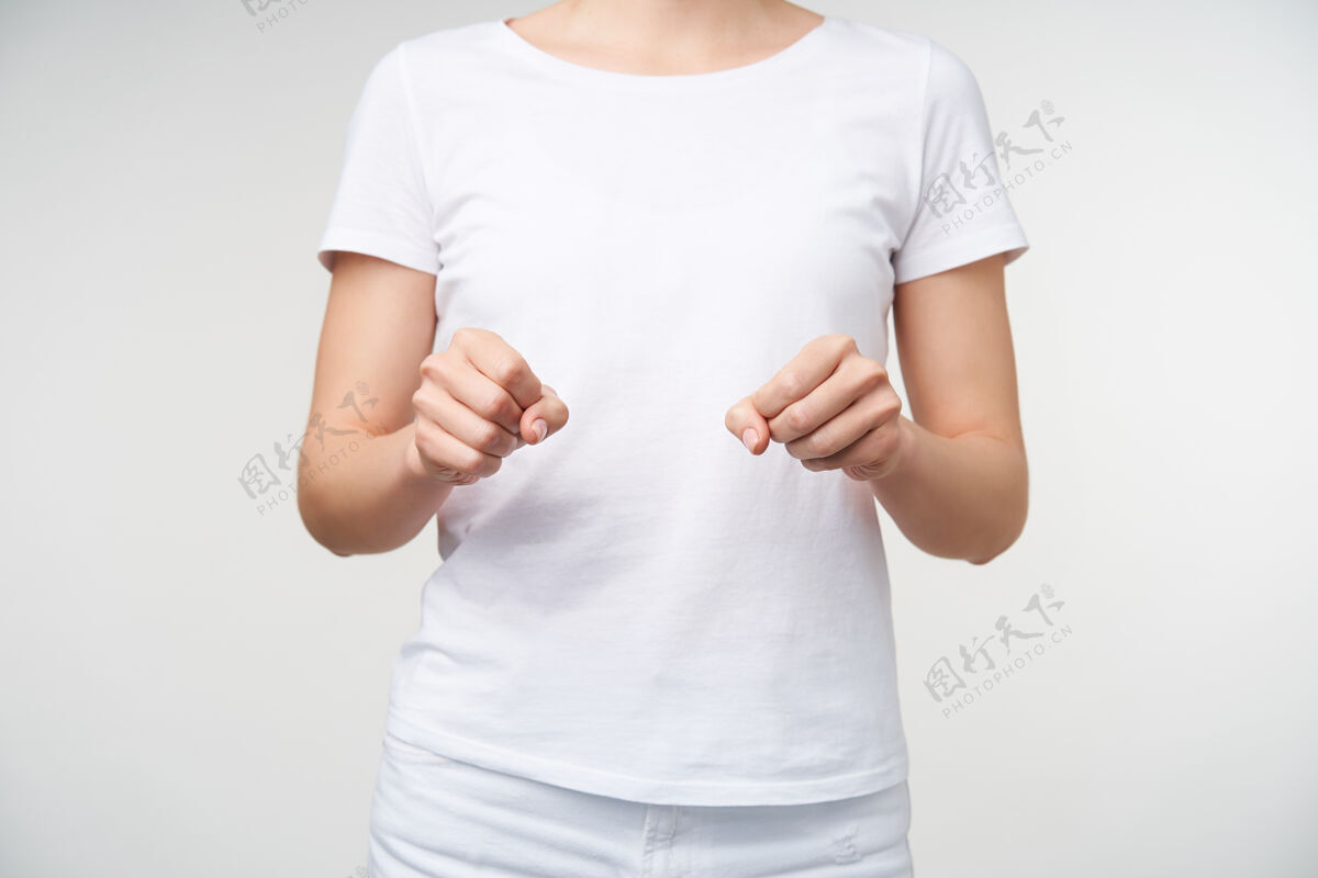 皮肤白皙摄影棚拍摄的一张年轻女性举起双手在白色背景下摆姿势 同时向司机展示听力障碍者的手势手成人作物
