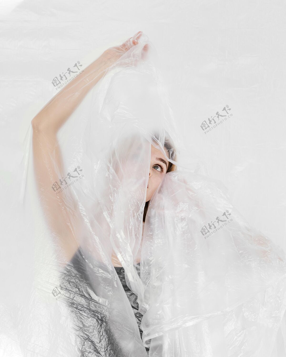 女人用塑料箔摆姿势的肖像女人肖像塑料模特