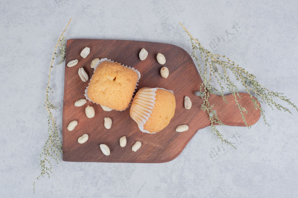 甜点一堆软饼干和腰果在木板上高品质的照片吃饼干木板