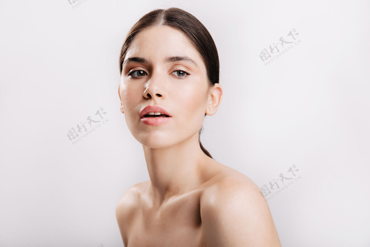 平静白眼 黑发 皮肤健康的女性模特在白色墙壁上摆出性感的姿势漂亮新鲜脸部