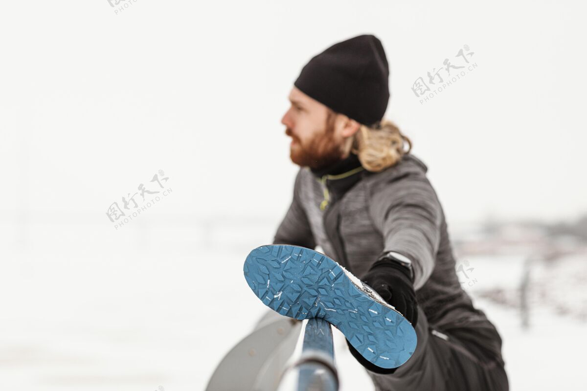 运动员中枪男子伸腿冬季生活方式运动