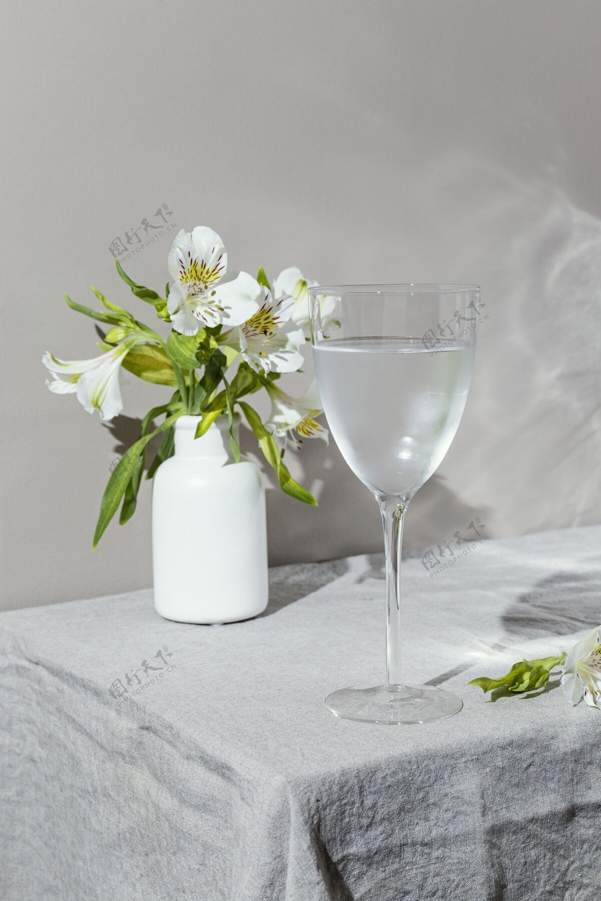 水桌上有一杯水和花液体饮料杯子