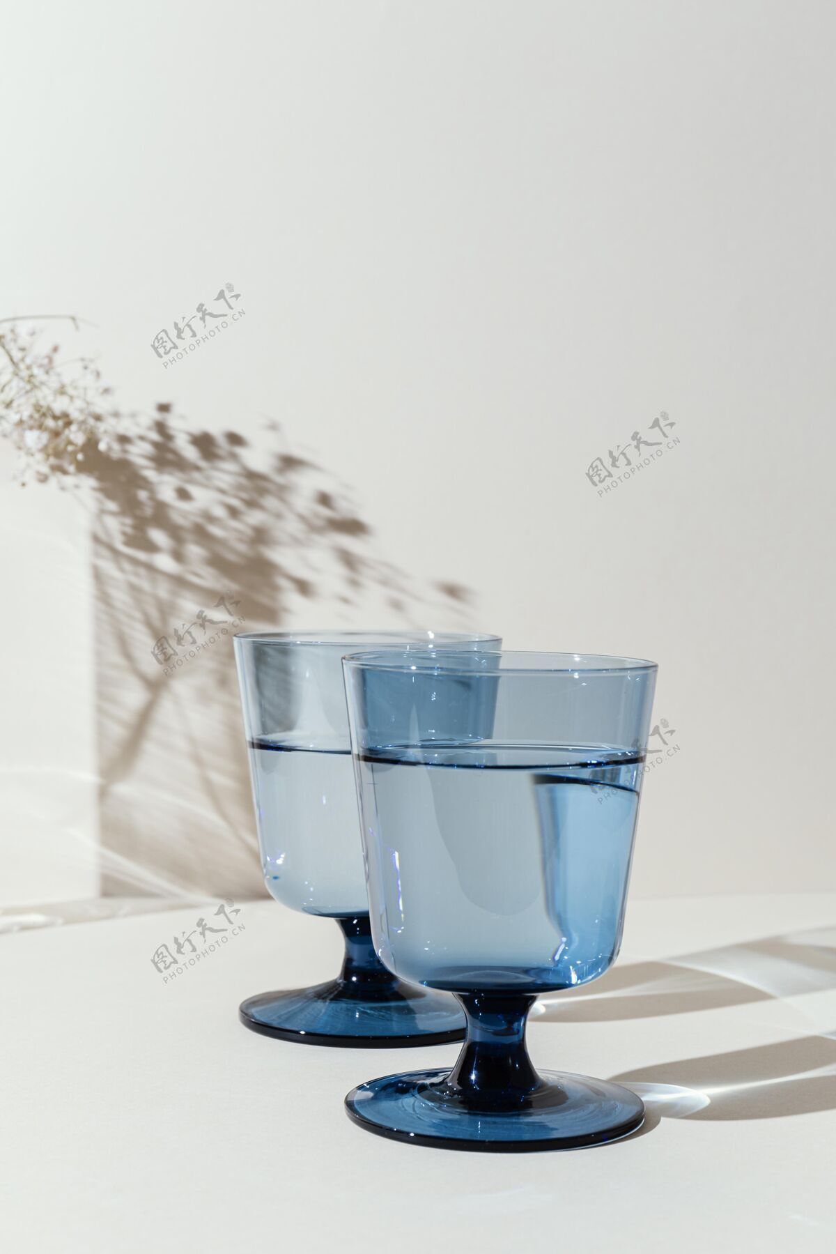 饮料桌上有水的玻璃杯杯子水影子