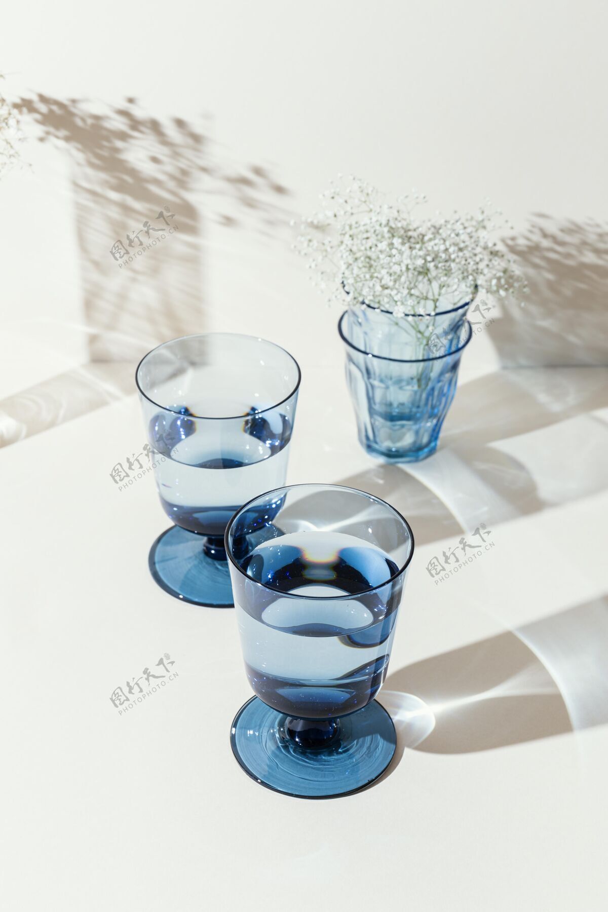 一杯水桌上有水的玻璃杯杯子水影子