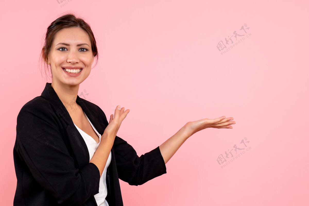个人正面图年轻女性穿着粉色背景的深色夹克商务公司粉色