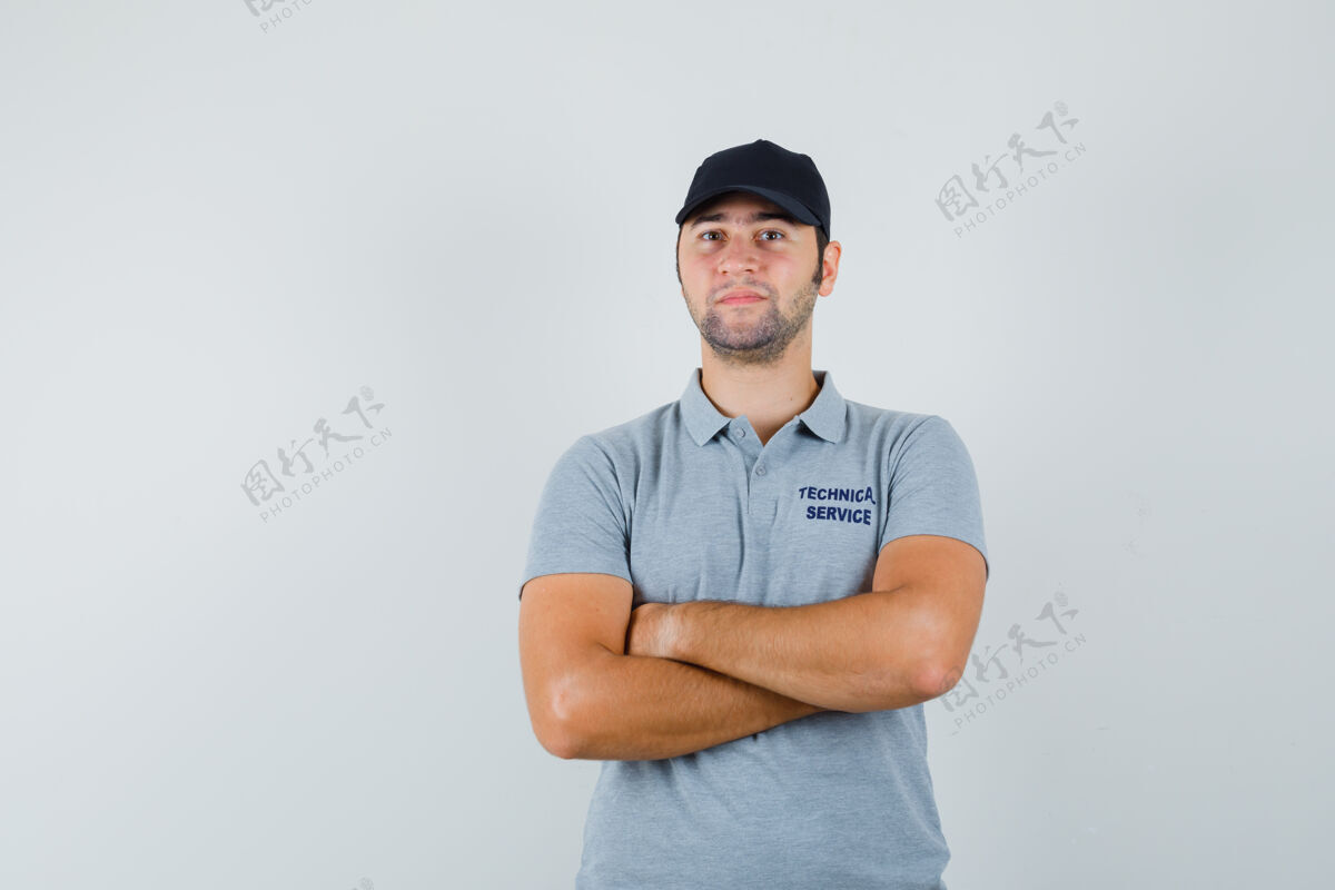 职业年轻的技术员穿着制服交叉双臂站着 看上去很自信计算机男性技术人员