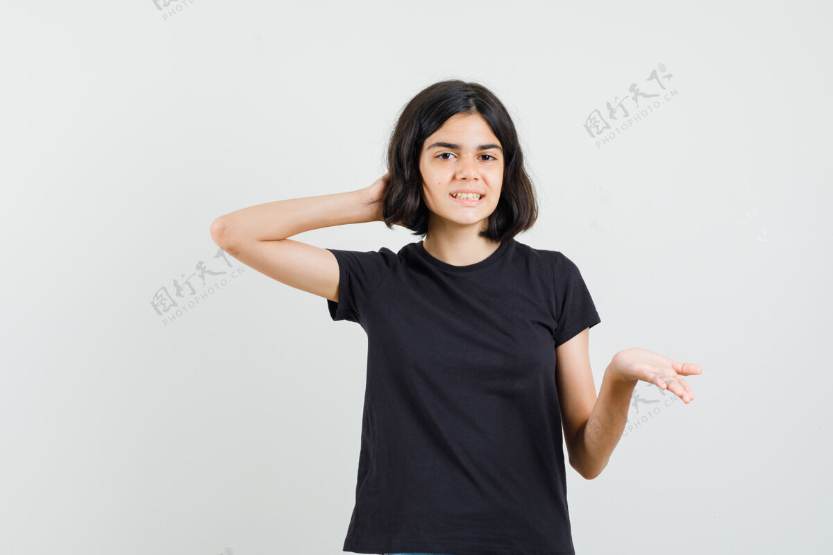 女性小女孩穿着黑色t恤 以质疑的方式伸出手 看上去很欢快 正前方视图人问题和平
