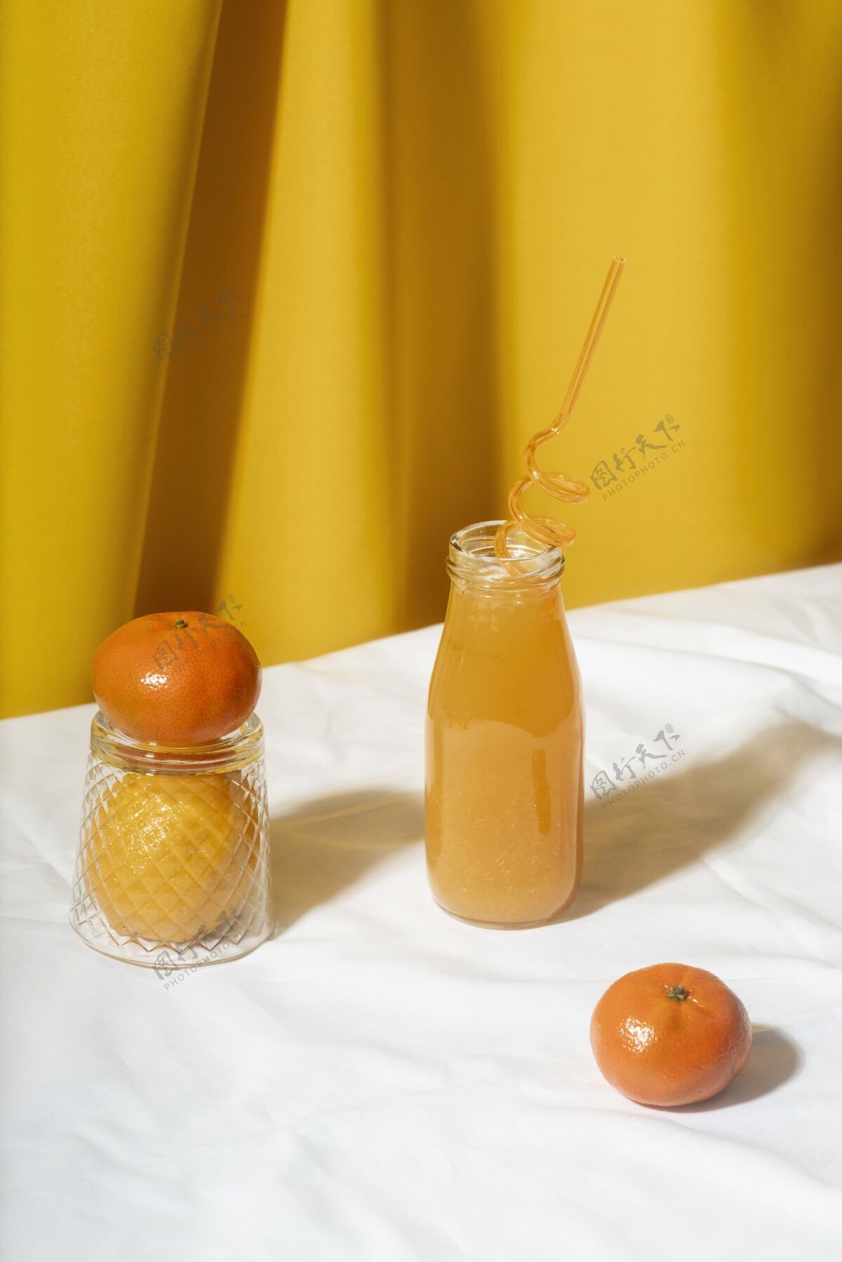 柑橘高角度瓶装橙汁新鲜垂直新鲜