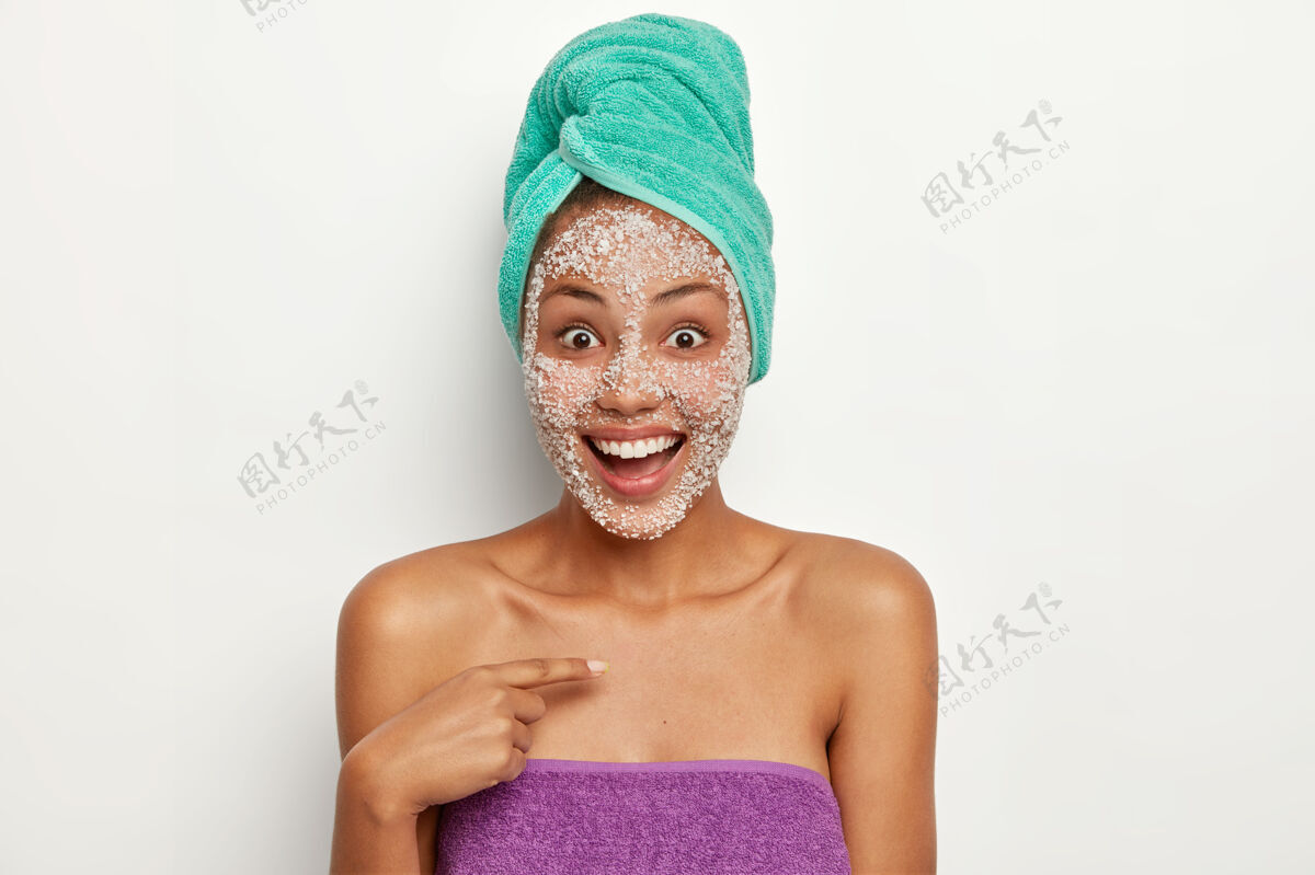 欣喜若狂脱皮和清洁概念快乐快乐的女人用惊奇和快乐的反应指着自己 问我是谁 在皮肤上有面部磨砂 洗澡 享受卫生治疗年轻化适用欢呼