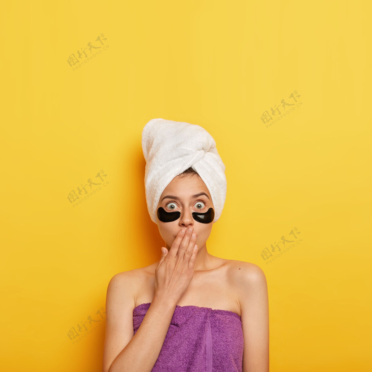 人震惊的欧洲女人的照片 用手掌捂住嘴 在眼睛下面贴上眼膜去皱纹 定时洗澡 想要拥有完美的皮肤白种人模特惊喜