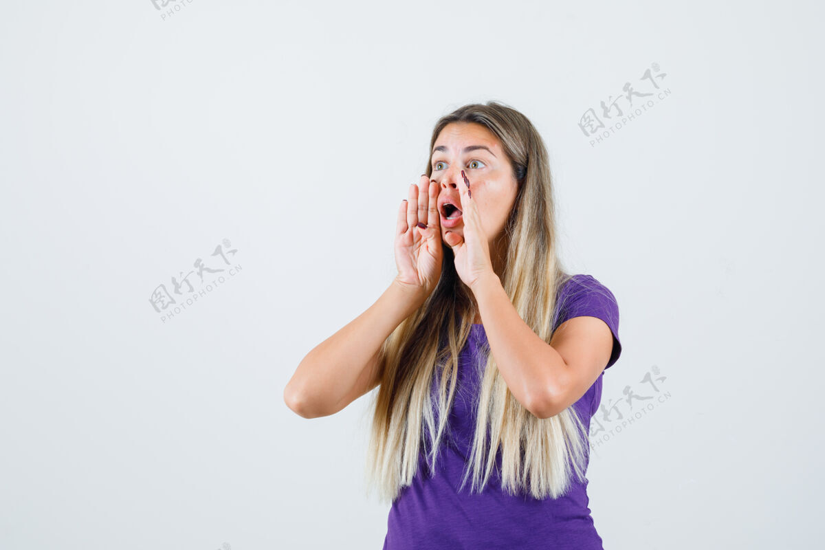 肖像年轻女士在紫罗兰色t恤前视图中大声喊叫或宣布某事东西兴奋成人
