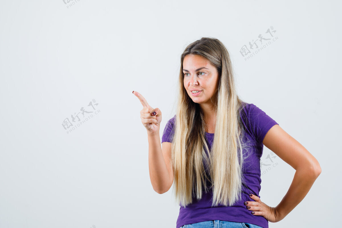 肖像年轻女士用手指警告某人穿着紫罗兰色t恤 正面视图女人黑发人