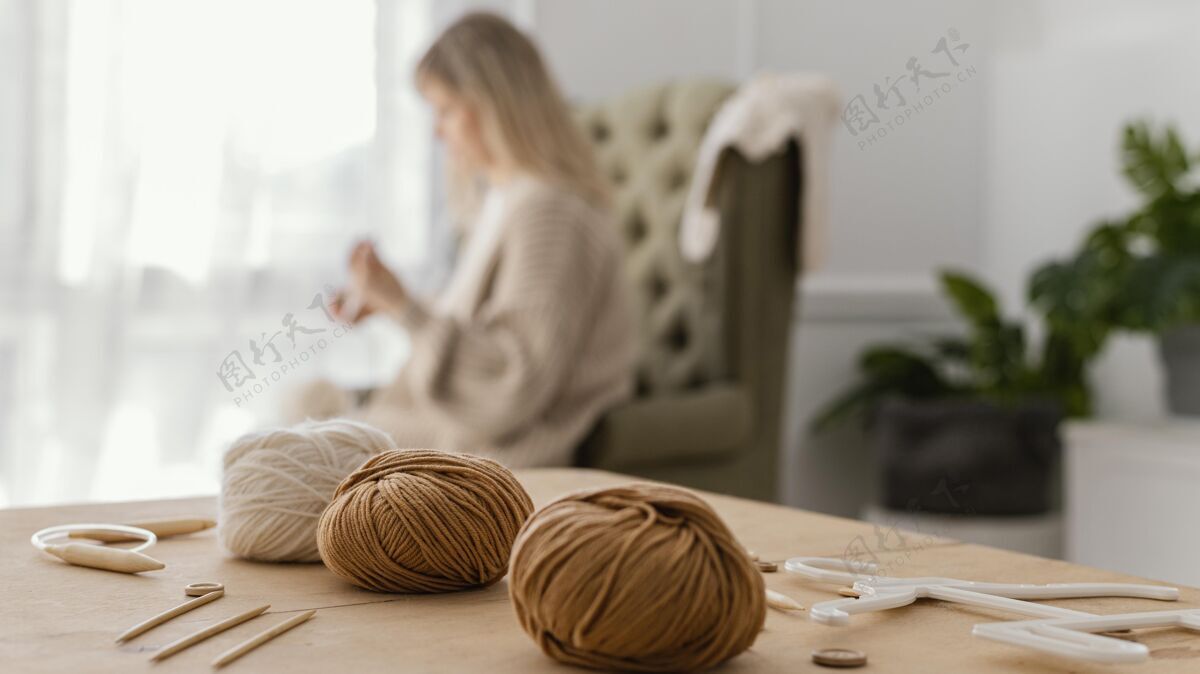 创意中镜头模糊女人编织室内女人质地编织针