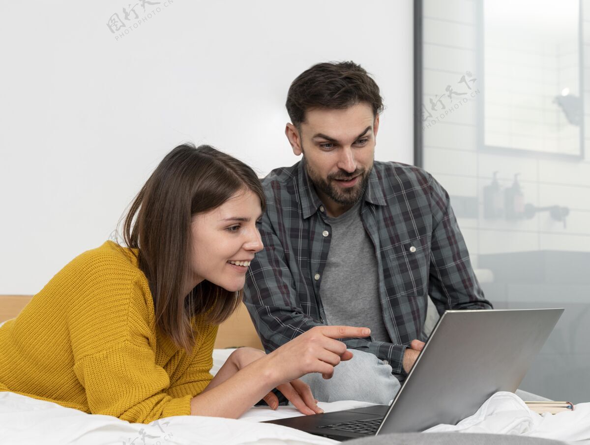 笔记本电脑中枪夫妇在看笔记本电脑成人放松优质时间