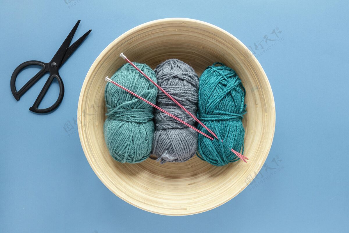 顶视图毛线和编织针放在篮子里线针织羊毛