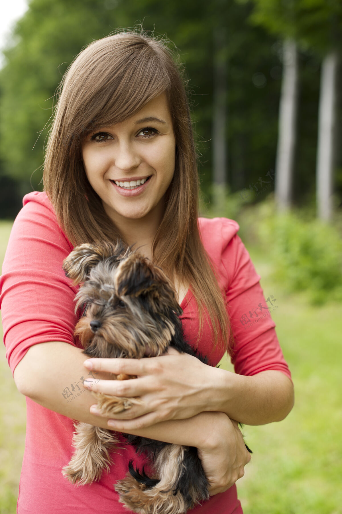 生活微笑的女人抱着可爱的小狗友谊年轻动物笑脸