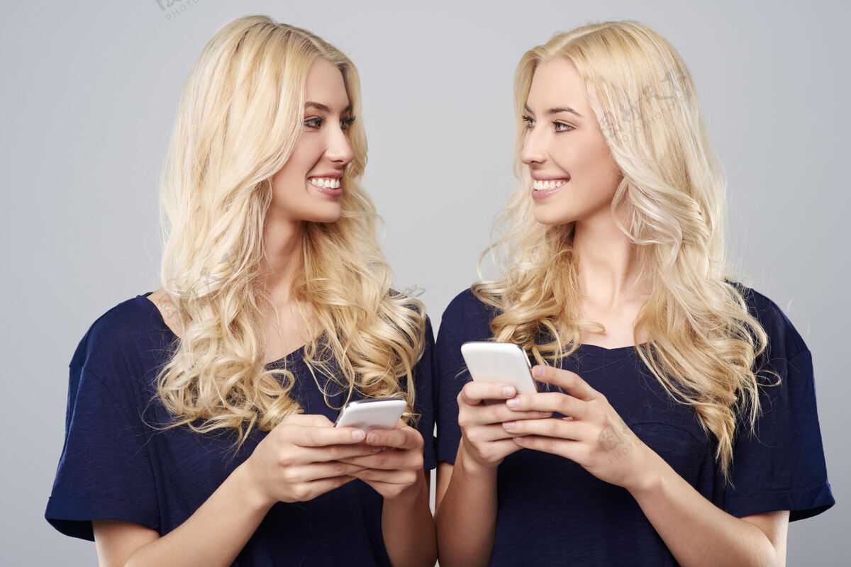 检查双胞胎总是同时做每件事电话短信两个人