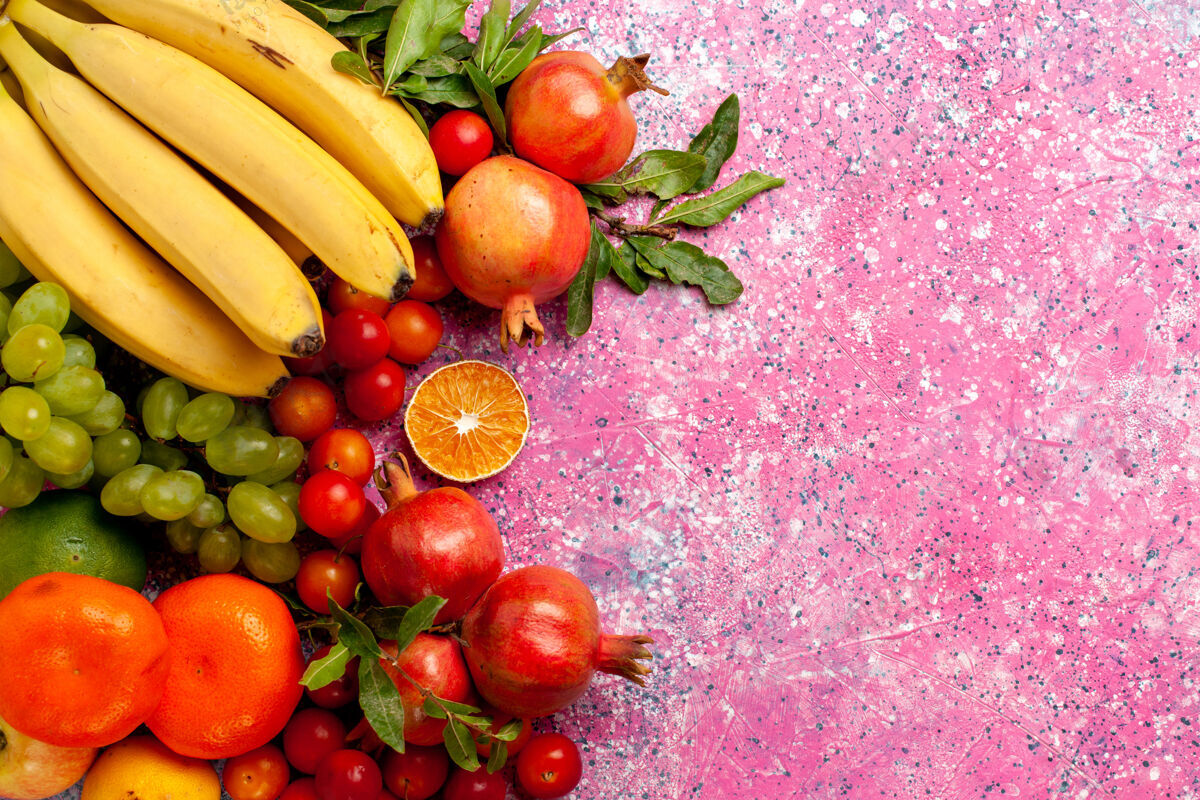 西红柿在浅粉色的桌子上俯瞰美味的水果成分水果生的甜食