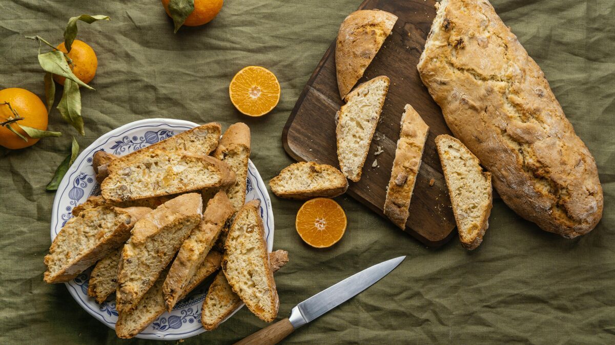 蛋糕桌上有美味的橘子面包橘子甜面包水果