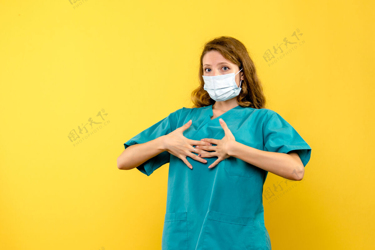 黄色黄色空间里戴着面具的年轻女医生成人医院漂亮
