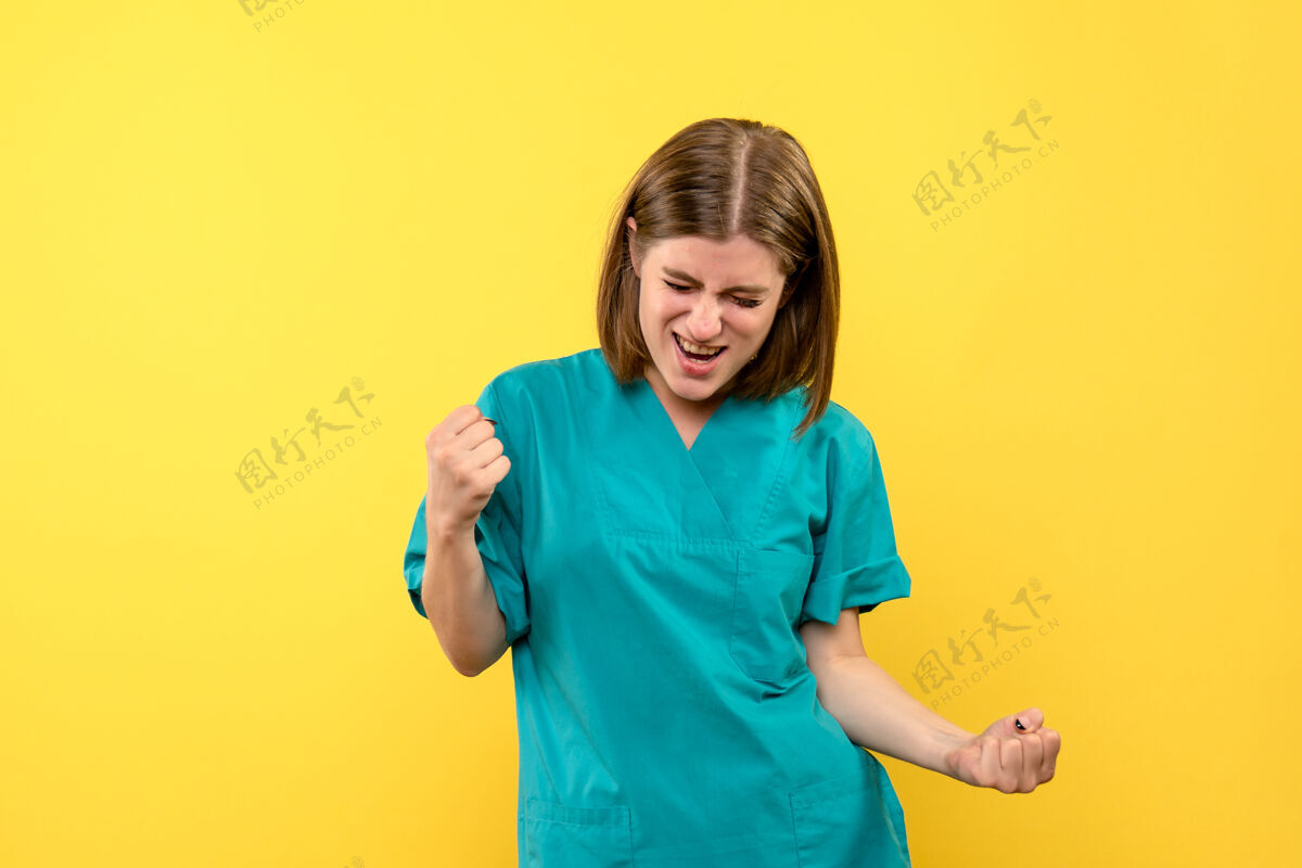 兴奋黄色空间上表情激动的女医生前视图工作室微笑视图