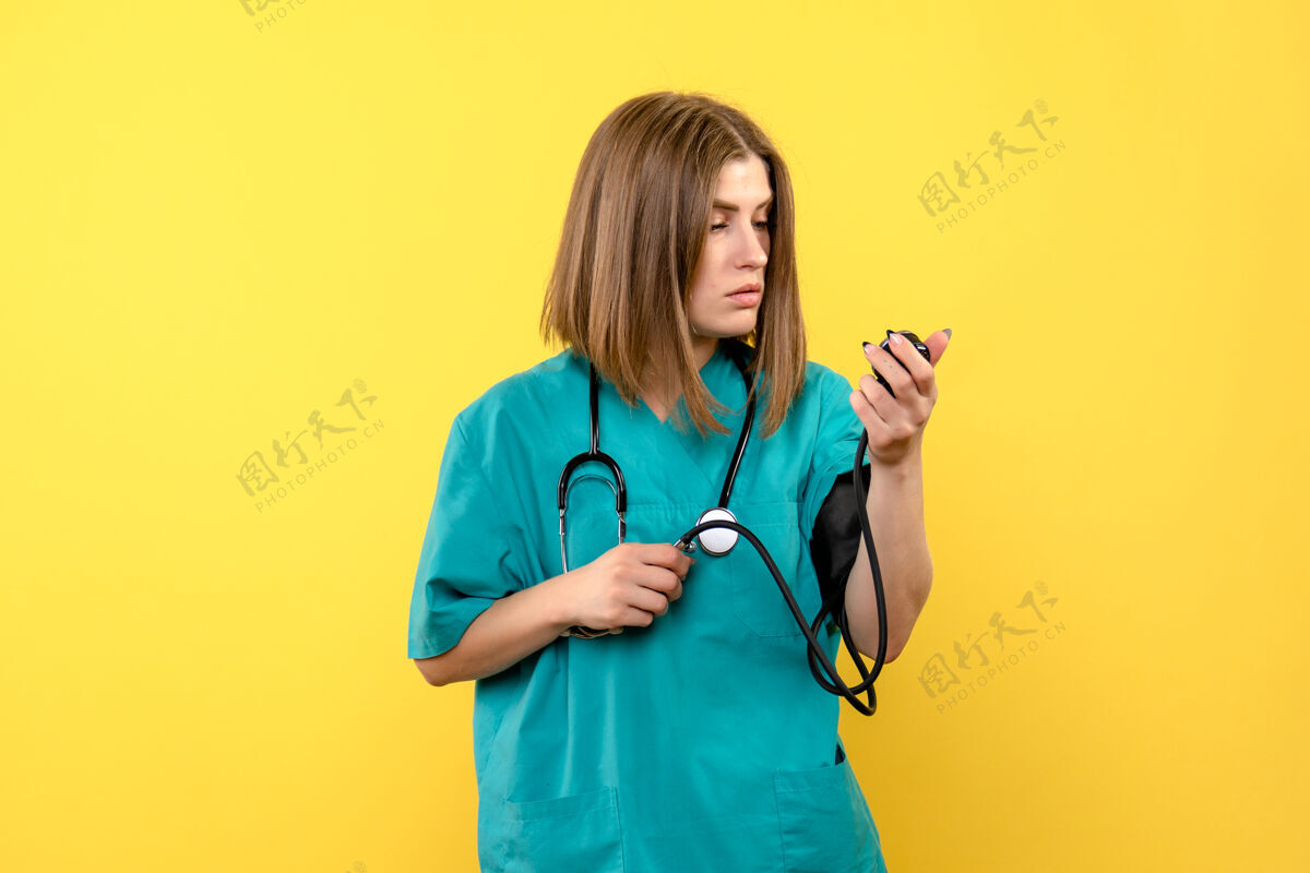 设备前视图女医生在黄色空间使用眼压计女医生从业者药品