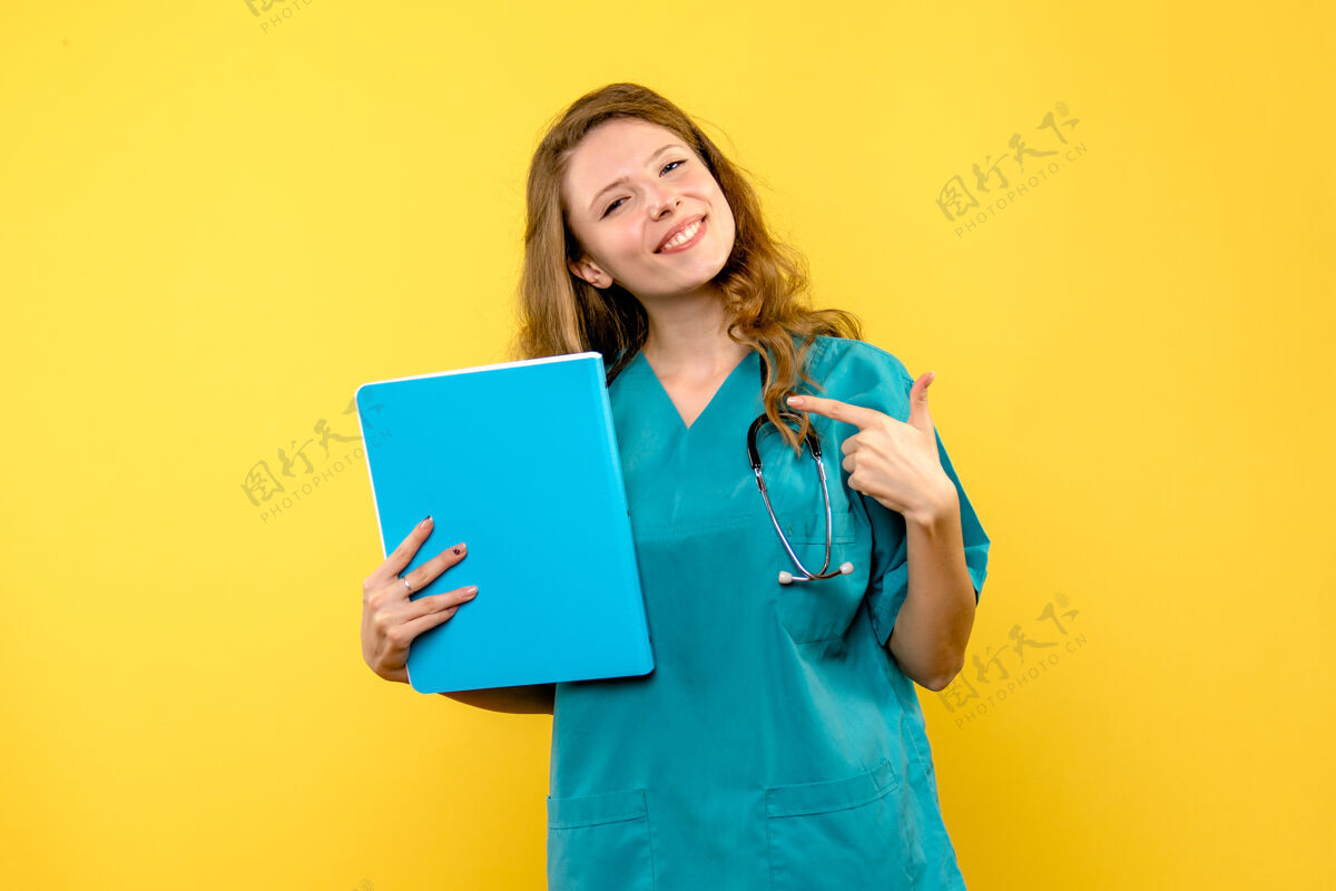 病毒正面图黄色空间上微笑的女医生正面球员医生