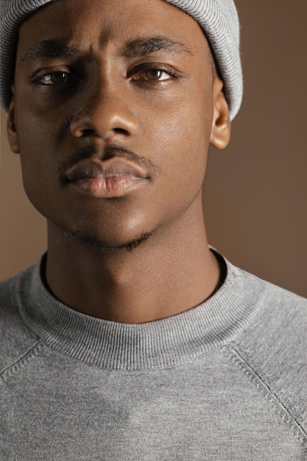 男人年轻的非洲男人包容帽子非裔美国人