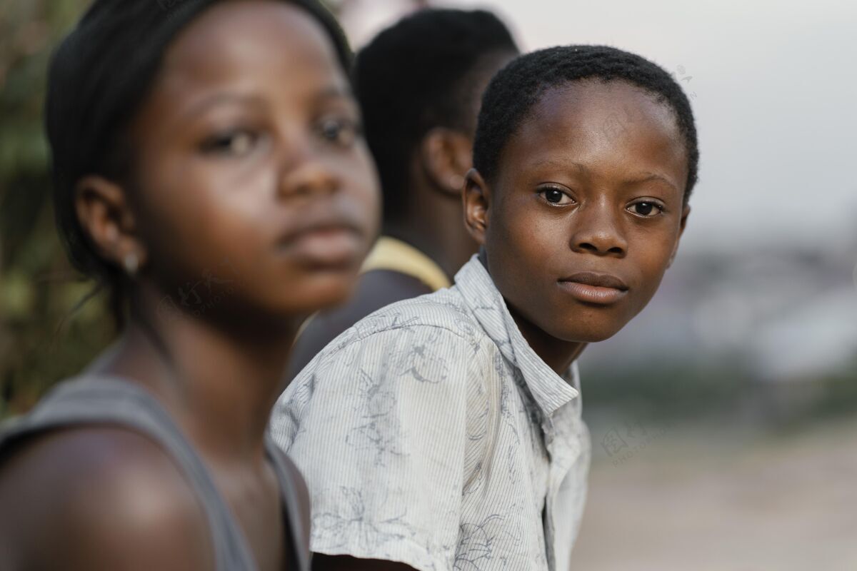 非洲人非洲孩子在户外孩子男孩肖像