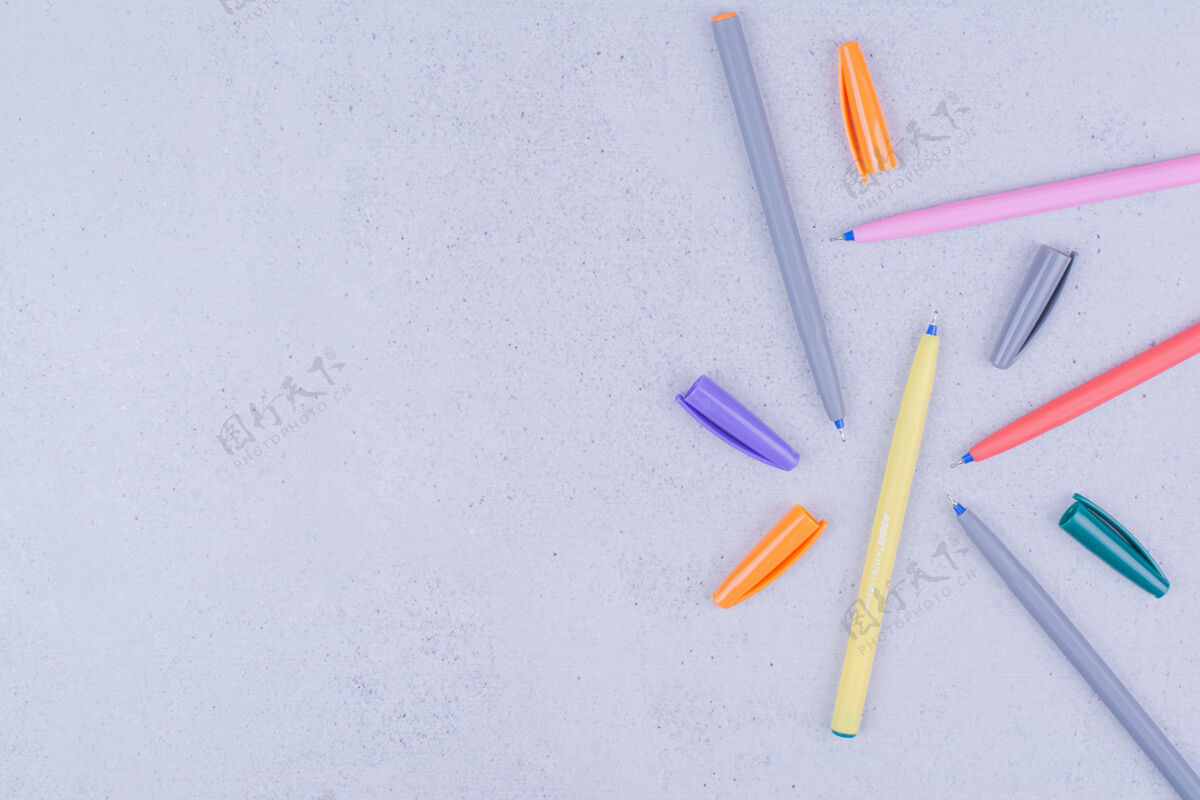 工作曼荼罗的彩色笔隔离在灰色的表面工具极简学习