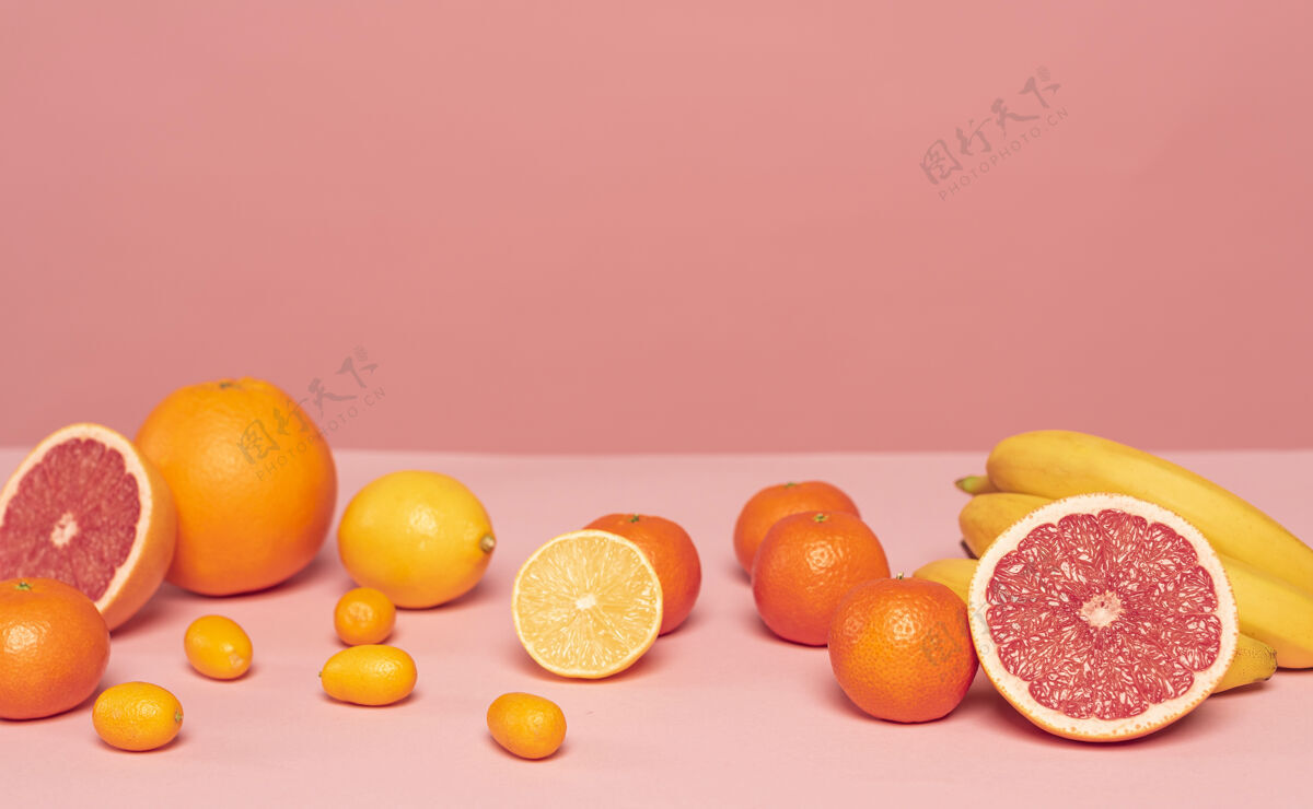 营养粉红色桌子上摆着各式各样的柑橘分类味道复制空间