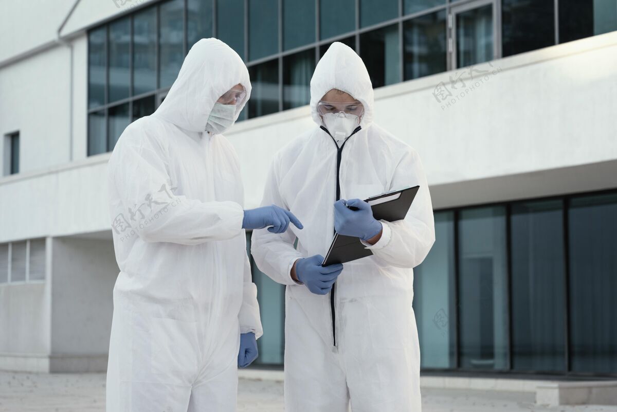 预防人们穿着防疫服来对抗生物危害灾难检疫专业