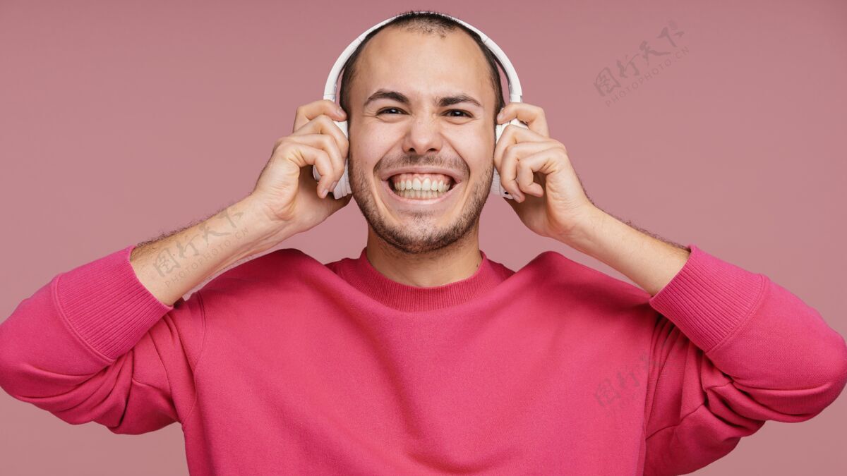 男人戴着耳机的男人在笑科技模特室内