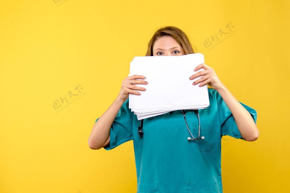 业务前视图黄色空间上有文件的女医生肖像成人前面