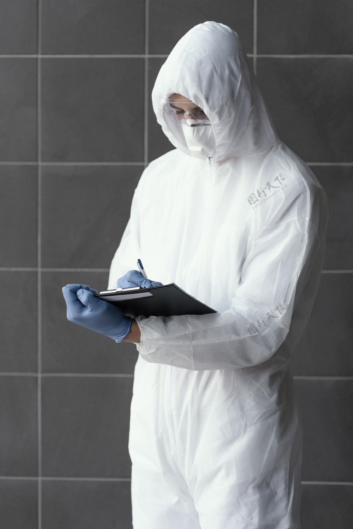 成人佩戴生物危害防护设备的人员防护服传染生物危害