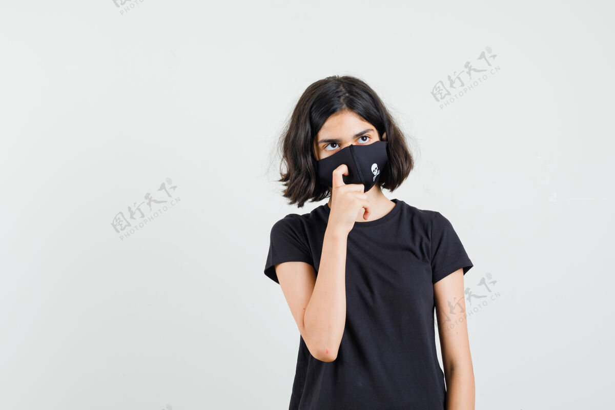 女孩小女孩穿着黑色t恤 戴着口罩 抬头望去 若有所思正面视图人女性漂亮