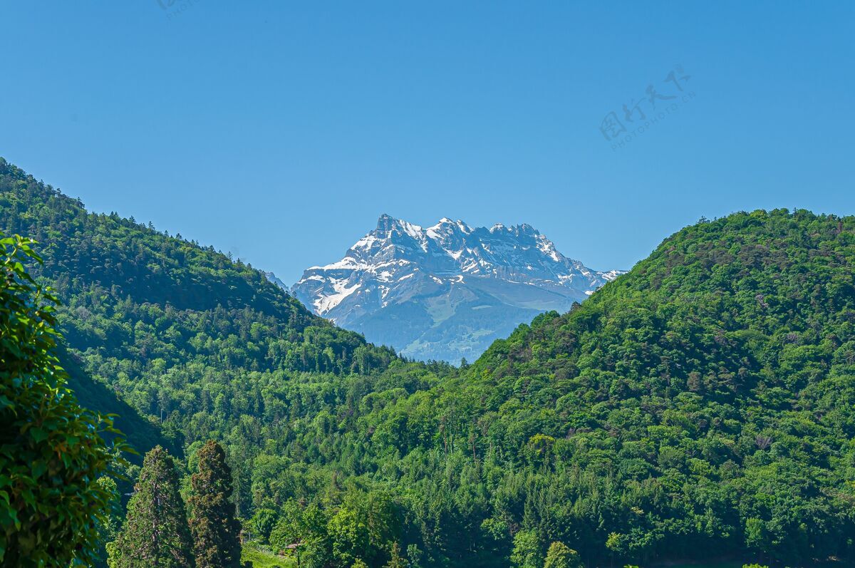 天堂在瑞士有多个山峰的midi山凹痕自然山谷森林