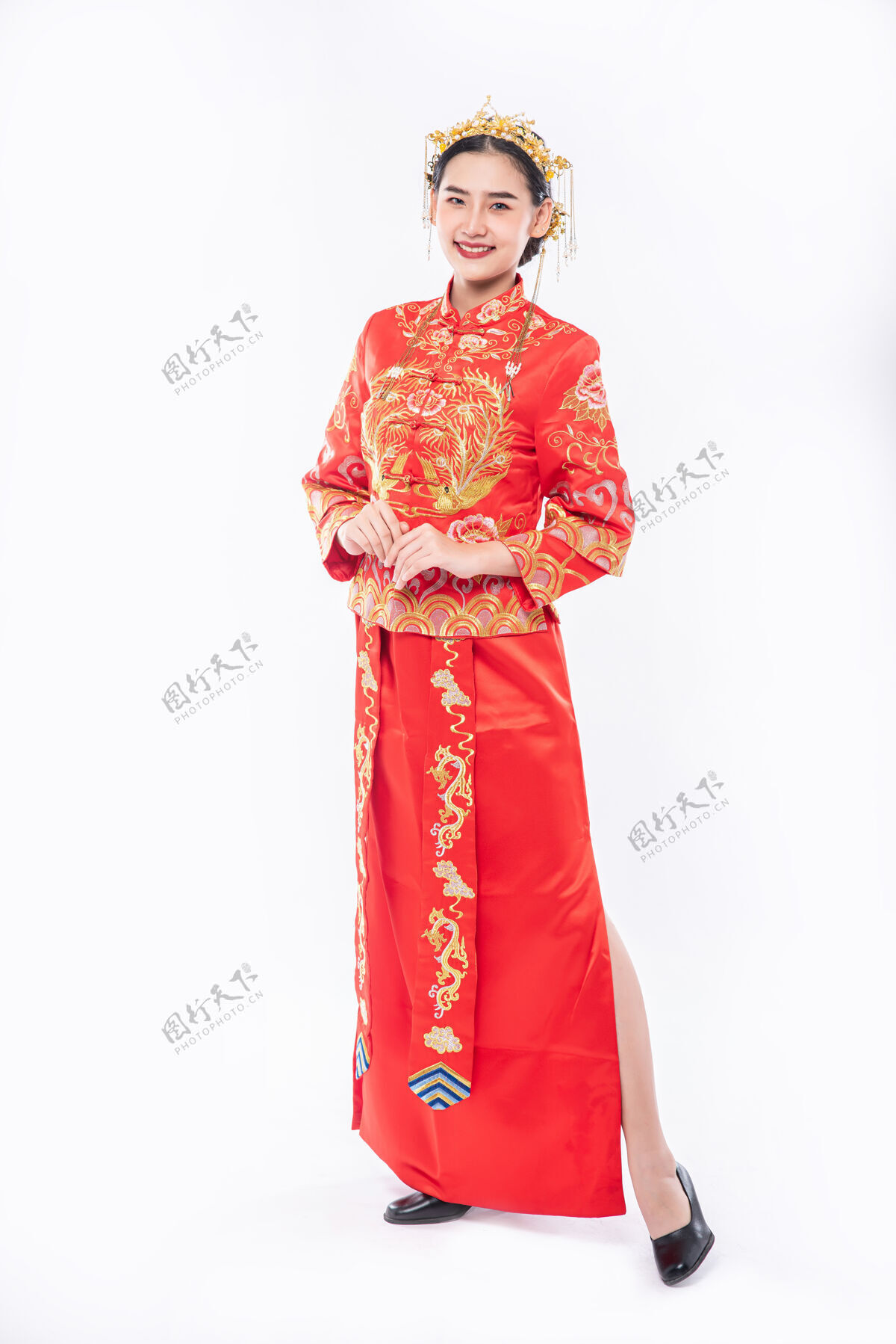 中国文化穿旗袍套装的女士微笑着迎接过年活动中的旅客中国新年旗袍成人