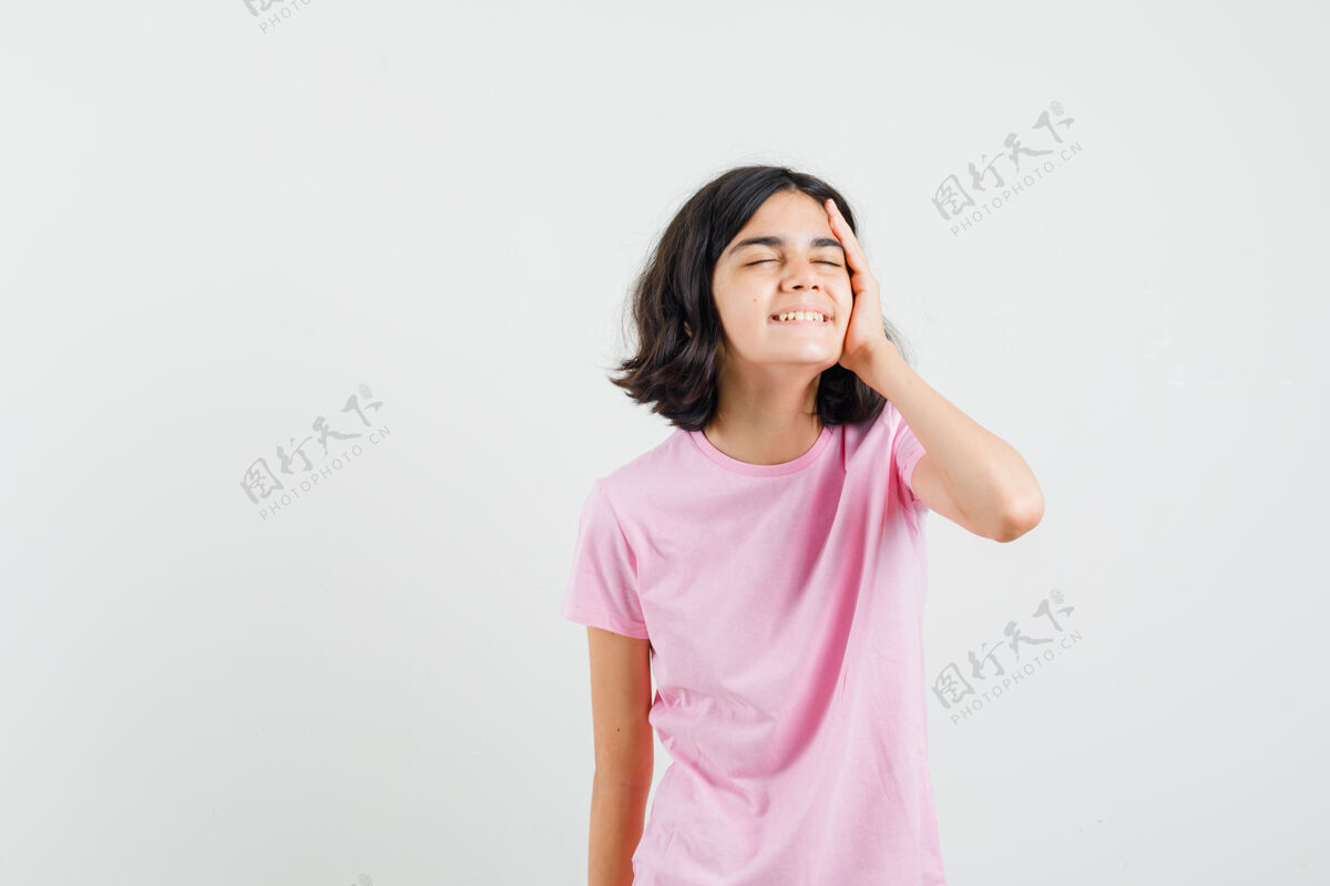 未成年小女孩手拉手面对面地穿着粉色t恤 看上去很快乐 正前方的景色女性年轻持有