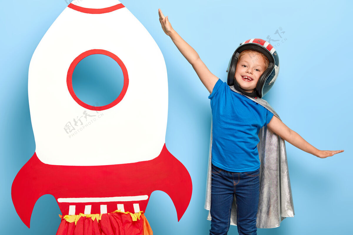 游戏可爱快乐的女孩儿扮演宇航员 戴着飞行头盔和斗篷力量游戏宇航员