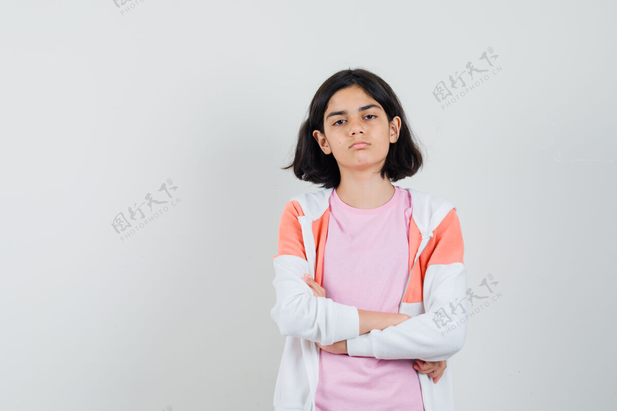 时尚穿着夹克 粉色衬衫 双臂交叉站着的少女 表情严肃可爱表情人物
